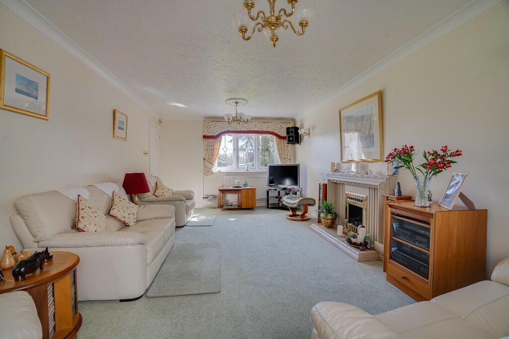 4 bedroom detached house for sale in Meadowsweet Way, Horton Heath