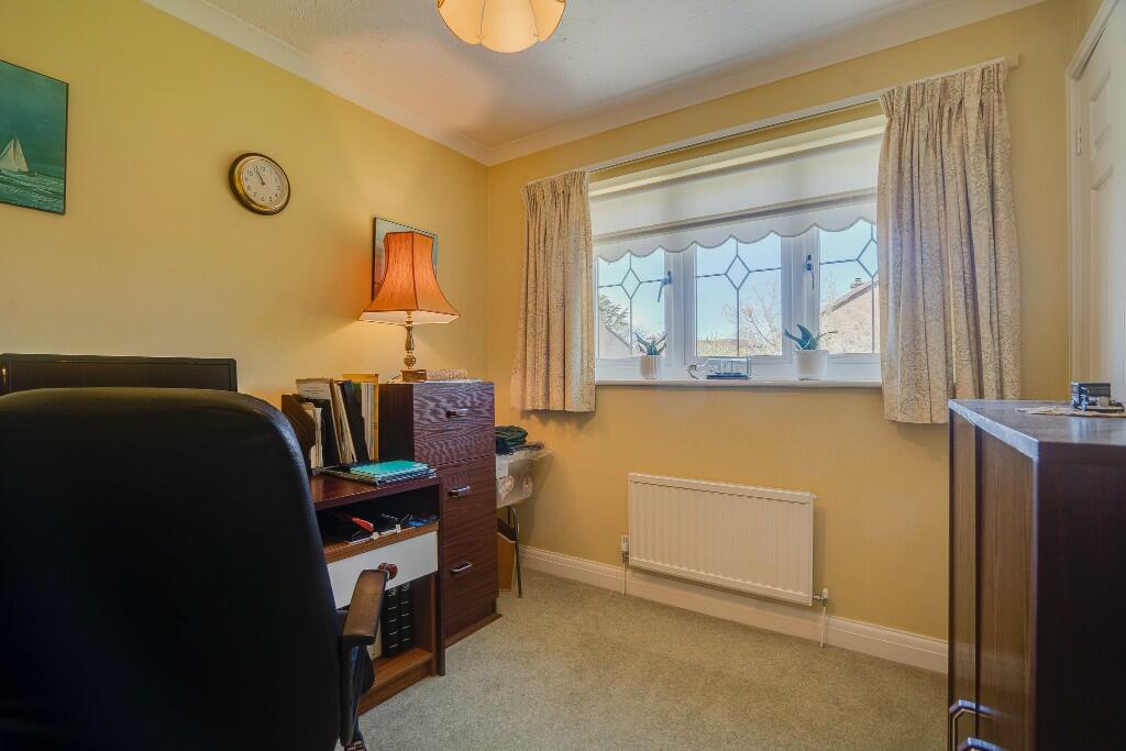 4 bedroom detached house for sale in Meadowsweet Way, Horton Heath