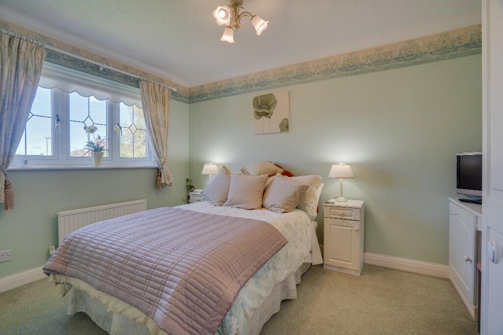 4 bedroom detached house for sale in Meadowsweet Way, Horton Heath