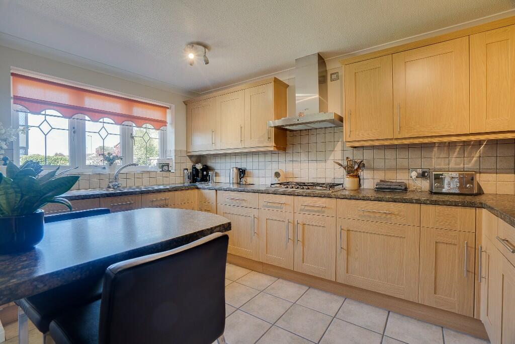 4 bedroom detached house for sale in Meadowsweet Way, Horton Heath