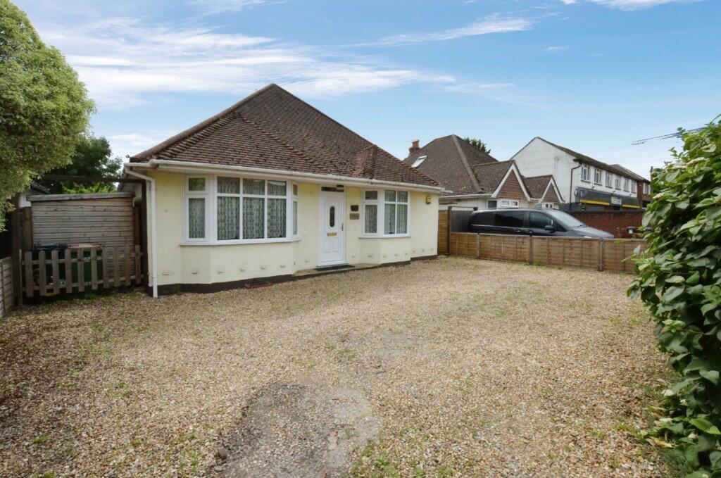 3 bedroom detached bungalow for sale in Fair Oak Road,