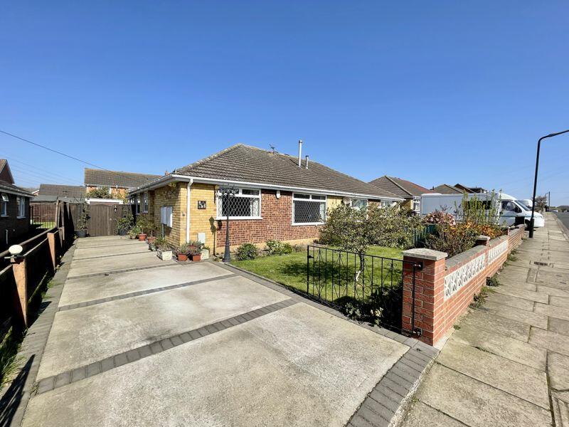 3 bedroom semidetached bungalow for sale in Oakwood Drive, Wybers Wood