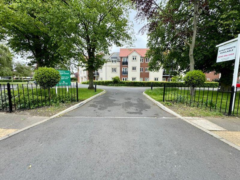 2 bedroom retirement property for sale in Taylors Avenue, Cleethorpes, DN35