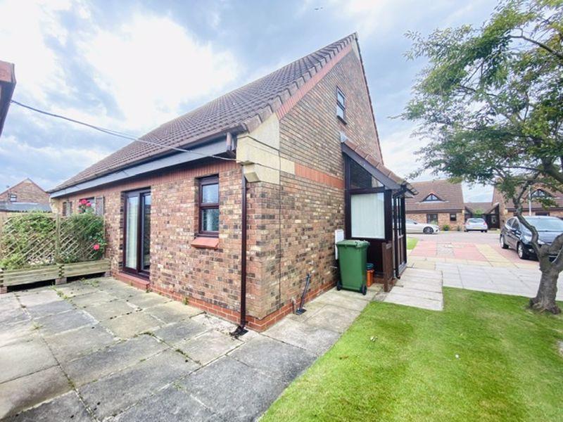 2 bedroom semidetached bungalow for sale in Meadow View, Cleethorpes, DN35