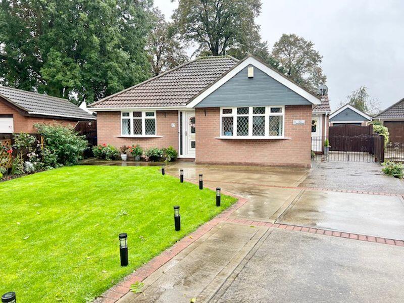 2 bedroom detached bungalow for sale in Meadowbank, Great Coates, DN37