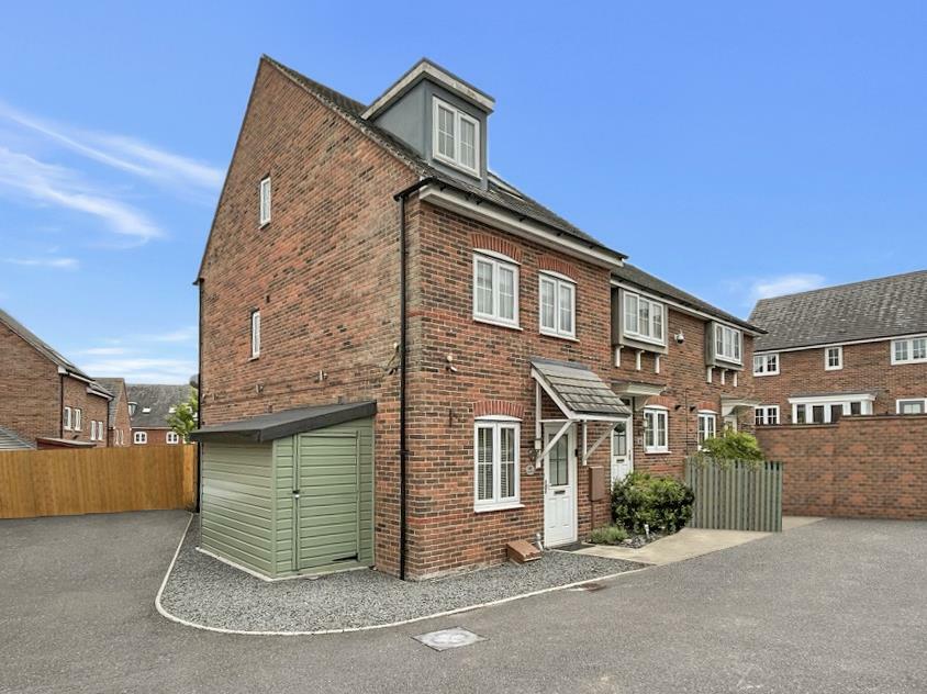 4 bedroom end of terrace house for sale in Hope Way, Church Gresley