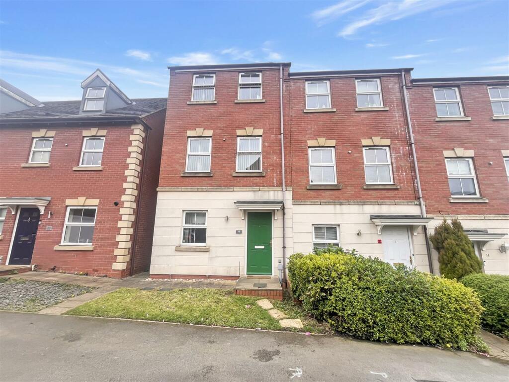 3 bedroom town house for sale in Woodyard Close, Castle Gresley