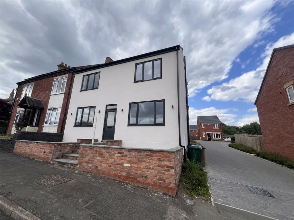 4 bedroom detached house for sale in Woodville Road, Overseal, DE12 6LU