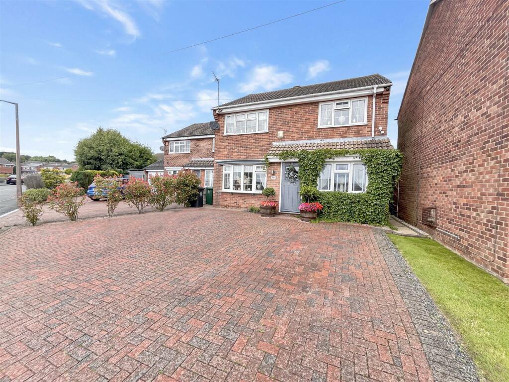 4 bedroom detached house for sale in Tennyson Avenue, Swadlincote, DE11