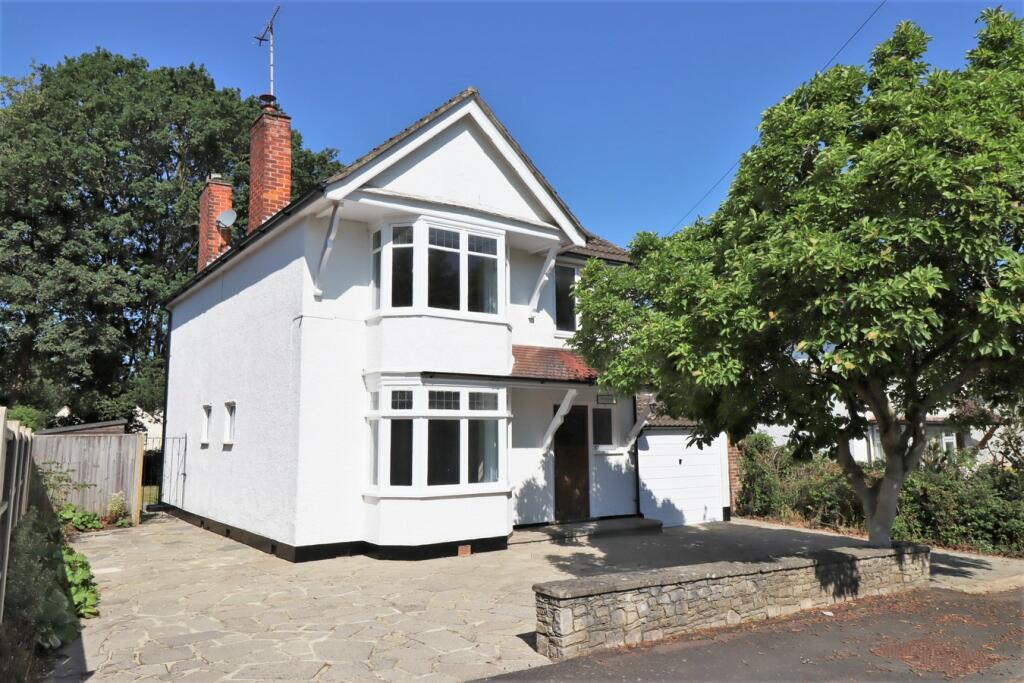 4 bedroom detached house for sale in Salisbury Road, FARNBOROUGH, GU14