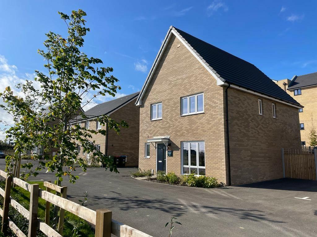 4 bedroom detached house for sale in Priestley Drive, Tattenhoe, Milton