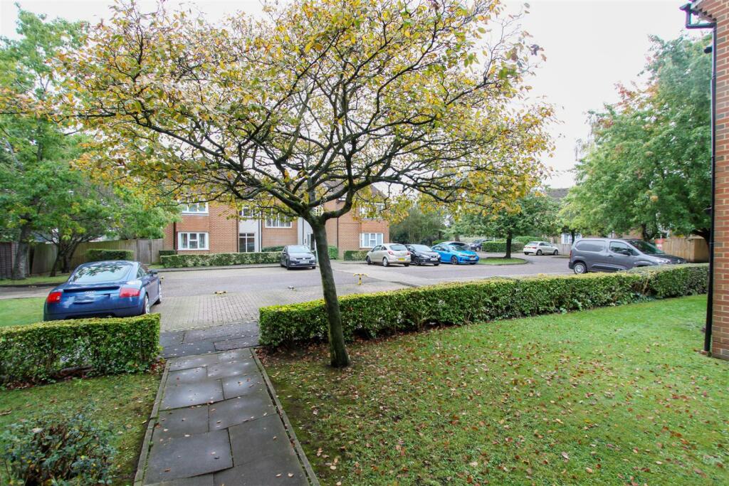 Studio flat for sale in Heatherwood Drive, Hayes, UB4
