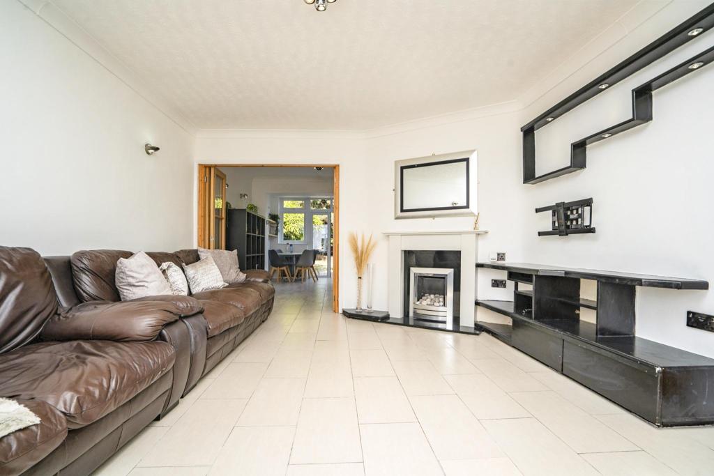 6 bedroom detached house for sale in Harrowgate Drive, Birstall, Leicester, Leicestershire, LE4