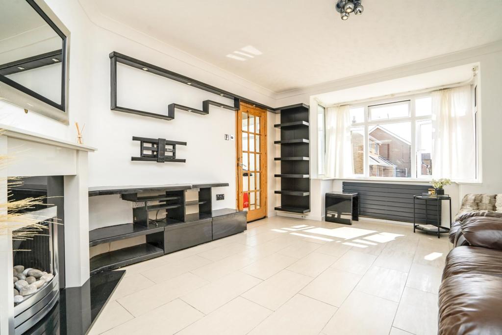 6 bedroom detached house for sale in Harrowgate Drive, Birstall, Leicester, Leicestershire, LE4