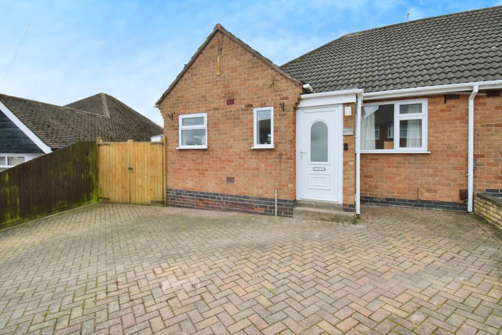 3 bedroom bungalow for sale in Avenue, Birstall, Leicester, Leicestershire, LE4