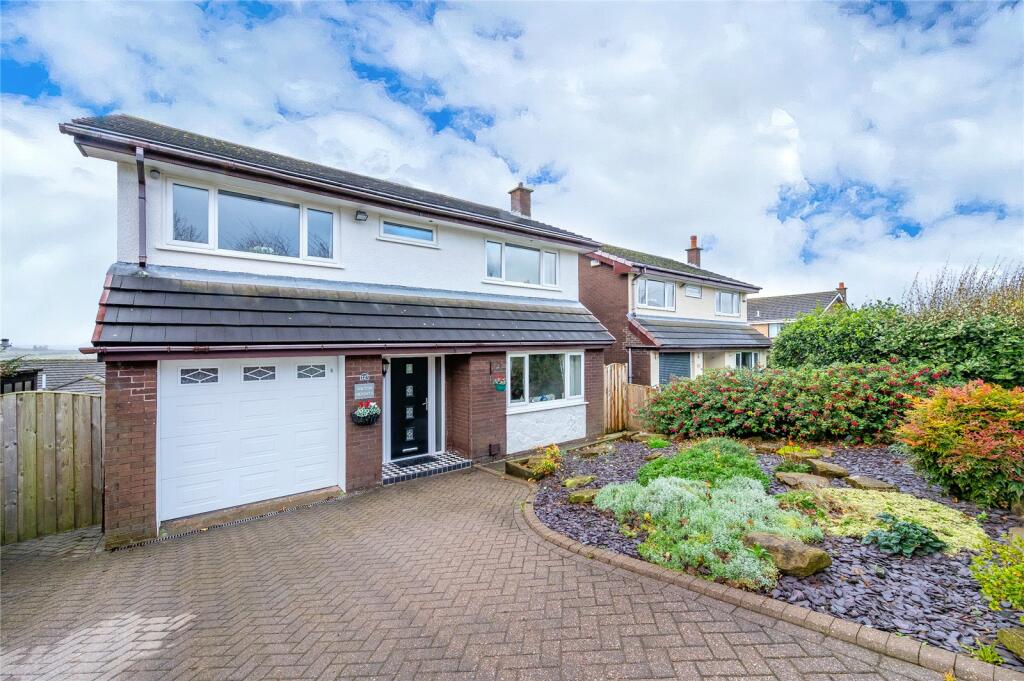 4 bedroom detached house for sale in Upper Batley Lane, Upper Batley