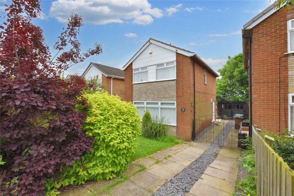 3 bedroom detached house for sale in Bruntcliffe Drive, Morley, Leeds, LS27