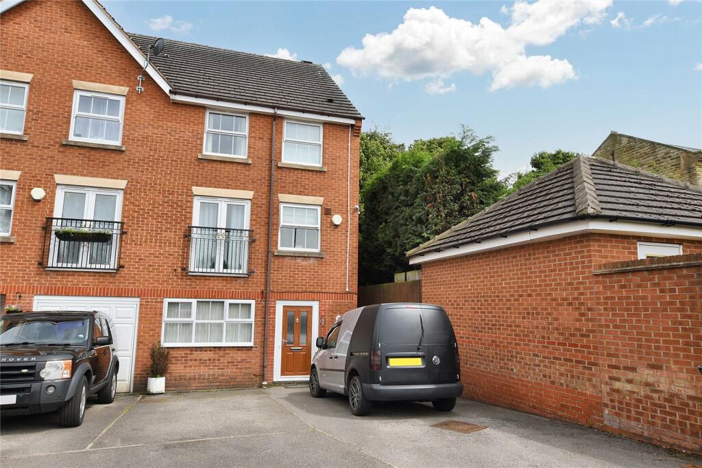 4 bedroom house for sale in Field Park Grange, Gildersome, Leeds, LS27