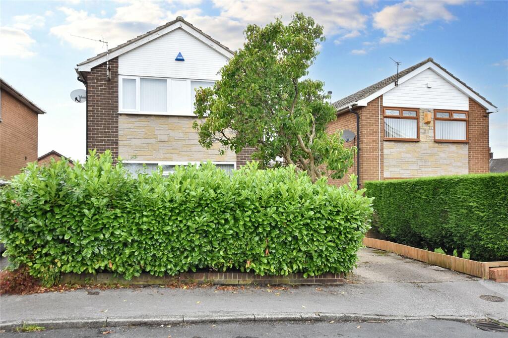 3 bedroom detached house for sale in Scatcherd Grove, Morley, Leeds
