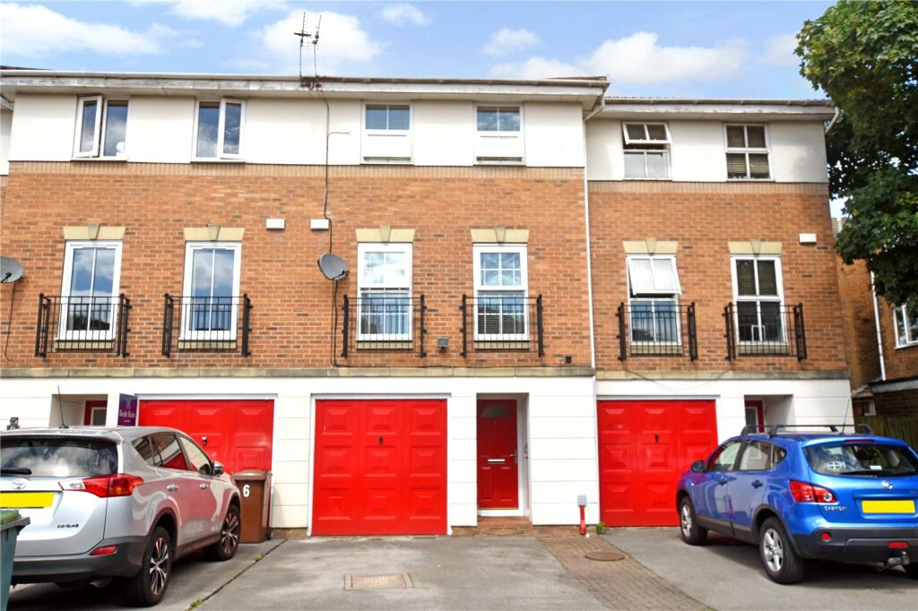 3 bedroom town house for sale in Flossmore Way, Gildersome, Morley