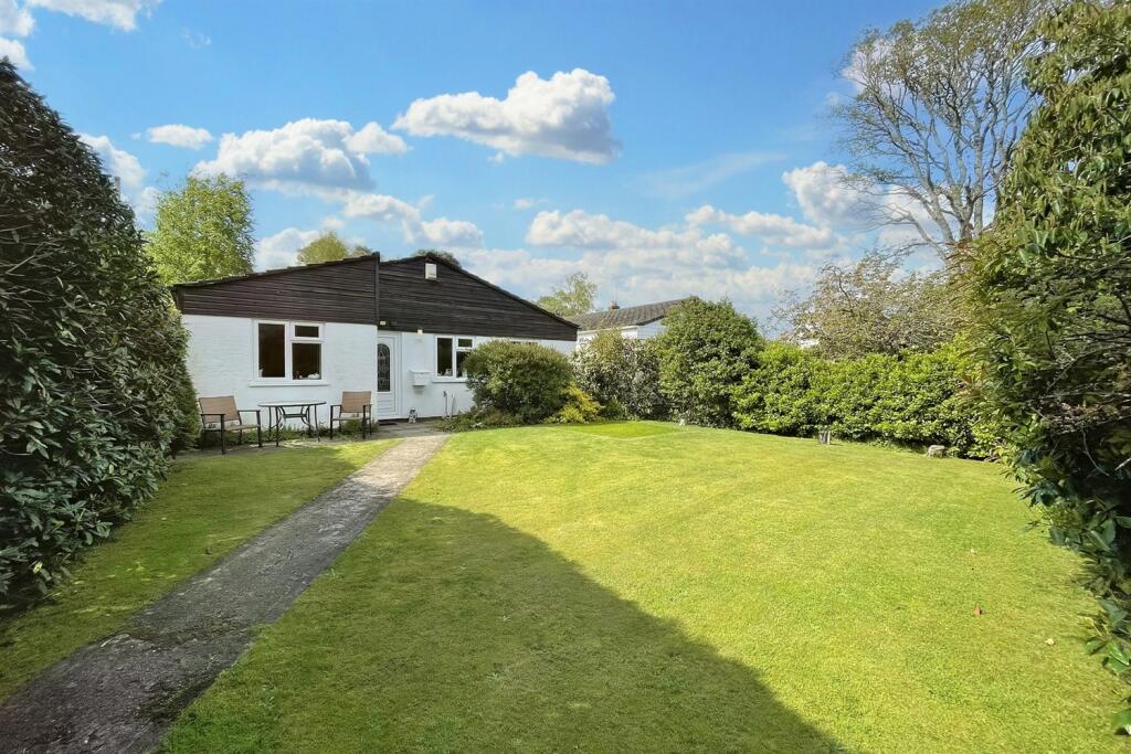 3 bedroom detached bungalow for sale in Sandford, BH20