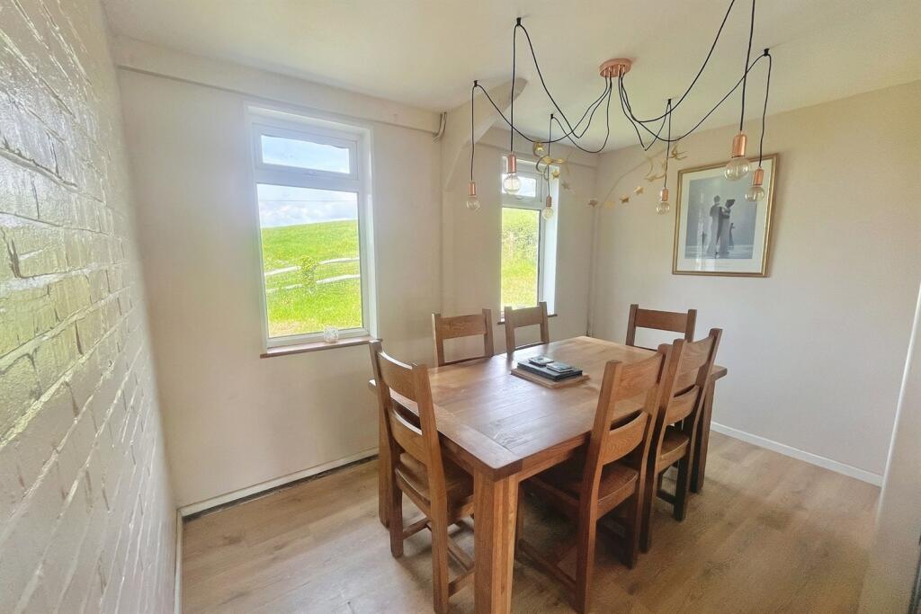 Additional property image - Knitson