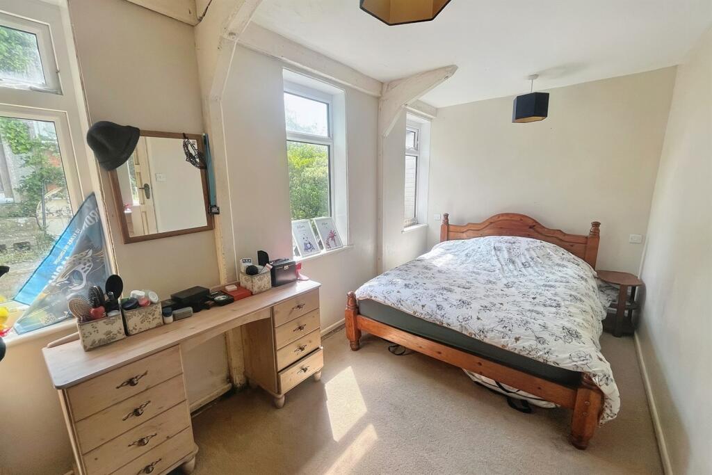 Additional property image - Knitson