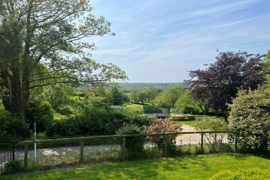Additional property image - Knitson
