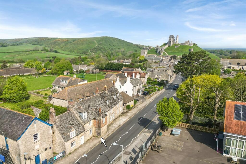 4 bedroom end of terrace house for sale in Corfe Castle, BH20
