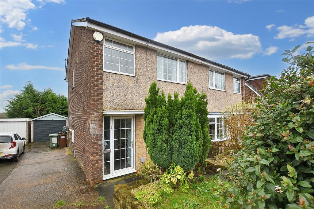 3 bedroom semidetached house for sale in Highlea Close, Yeadon, Leeds, West Yorkshire, LS19