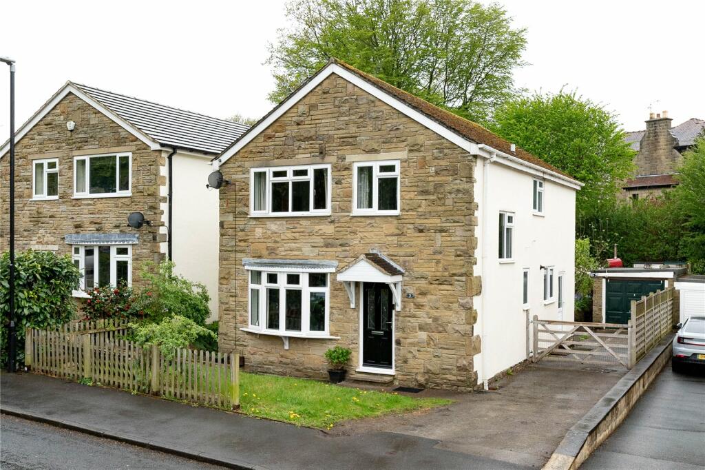 4 bedroom detached house for sale in Hawksworth Drive, Guiseley, Leeds