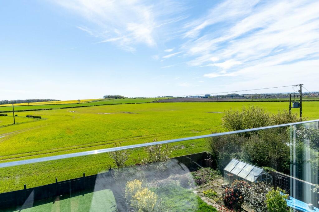 5 bedroom semidetached house for sale in Leeds Road, Scholes, Leeds