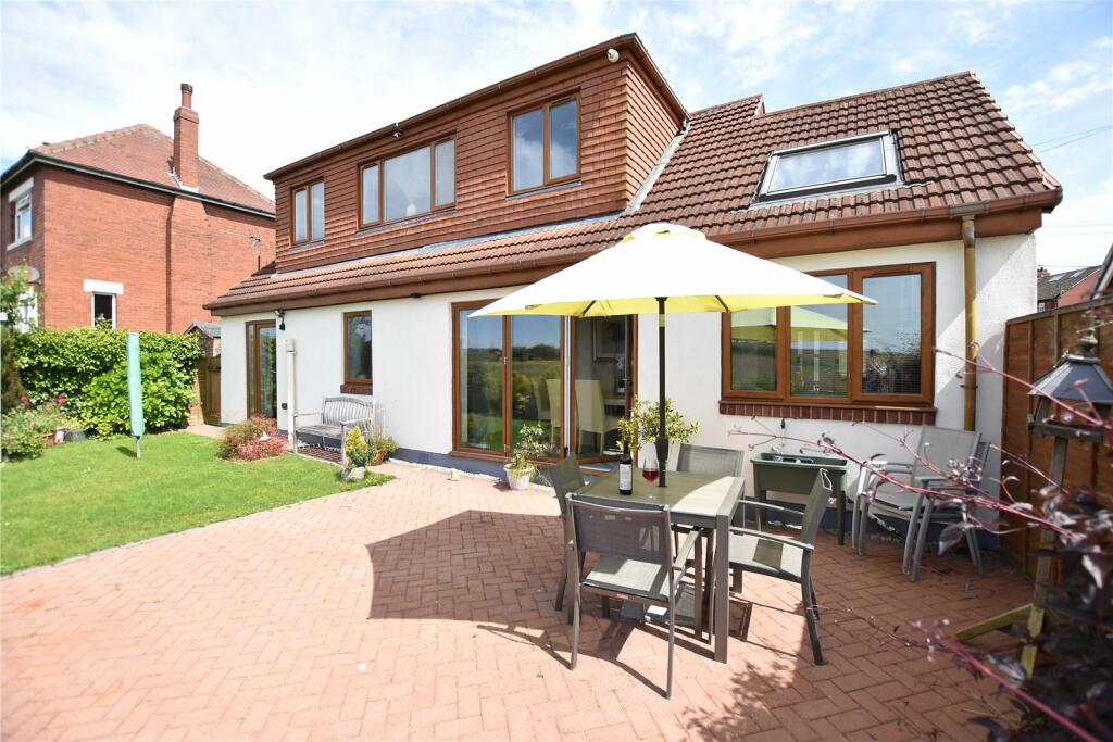 2 bedroom detached house for sale in Main Street, Scholes, Leeds, West