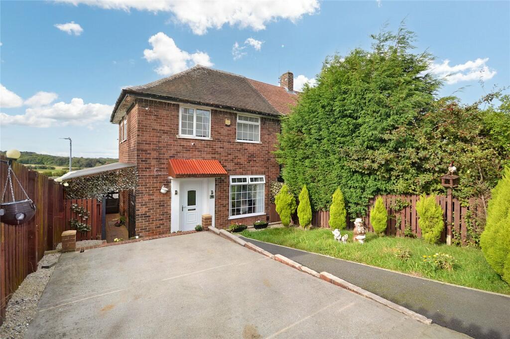 3 bedroom semidetached house for sale in Aberfield Drive, Leeds, West