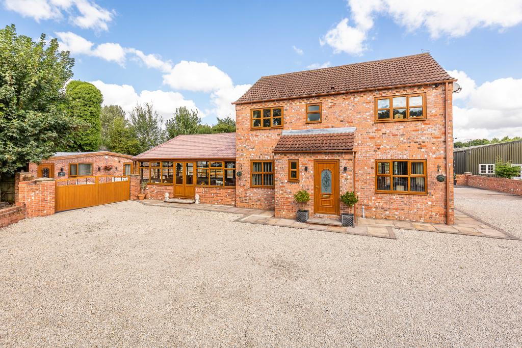 4 bedroom detached house for sale in Green Tree Stables, Stainforth