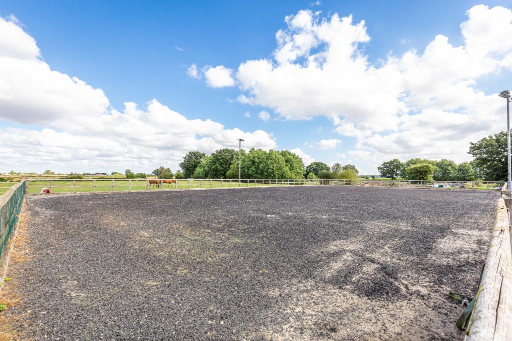 4 bedroom detached house for sale in Green Tree Stables, Stainforth