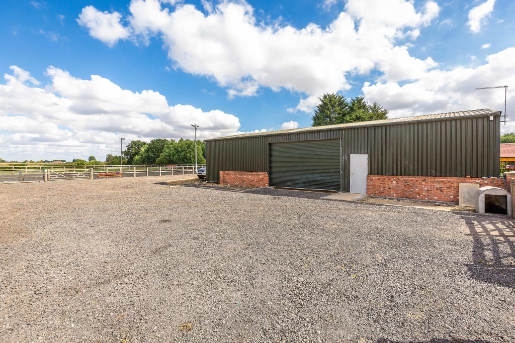 4 bedroom detached house for sale in Green Tree Stables, Stainforth