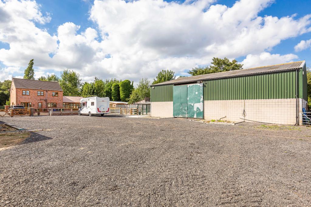 4 bedroom detached house for sale in Green Tree Stables, Stainforth