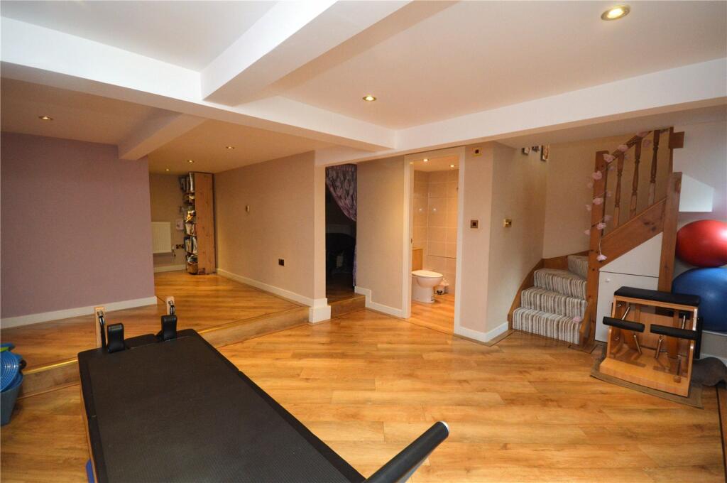 3 bedroom semidetached house for sale in Newlay Grove, Horsforth