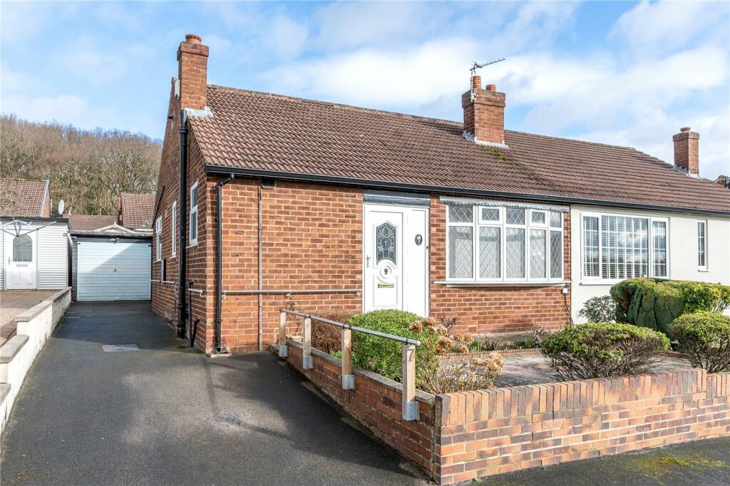 2 bedroom bungalow for sale in Woodway Drive, Horsforth, Leeds, LS18