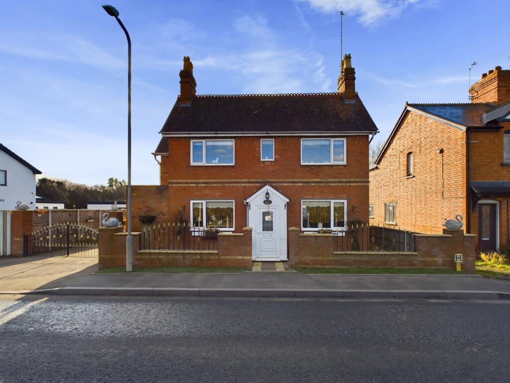 3 bedroom detached house for sale in Allens Hill, Pinvin, Pershore
