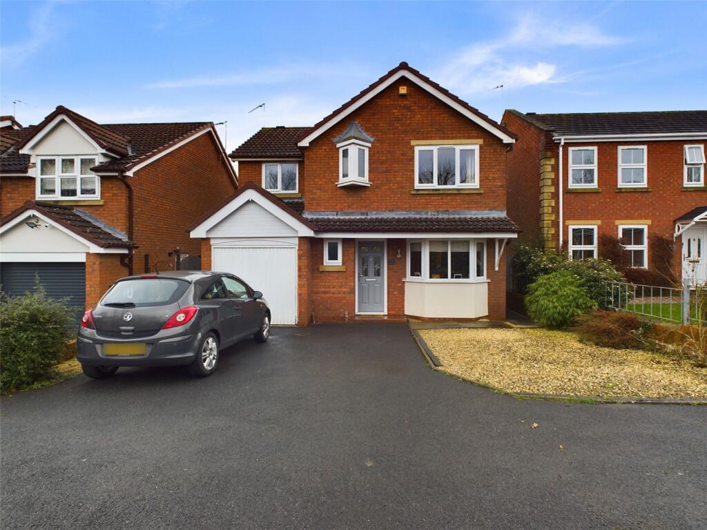 4 bedroom detached house for sale in Topham Avenue, Worcester, Worcestershire, WR4