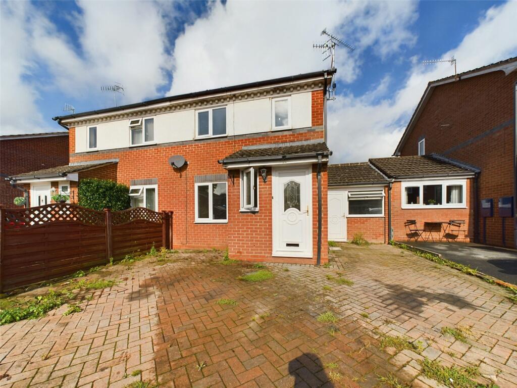 4 bedroom semidetached house for rent in Truro Gardens, Worcester