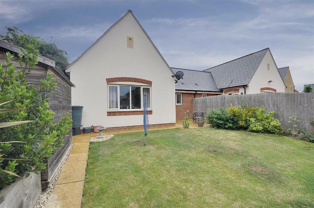 2 bedroom bungalow for sale in Dalziel Drive, Worcester, WR5