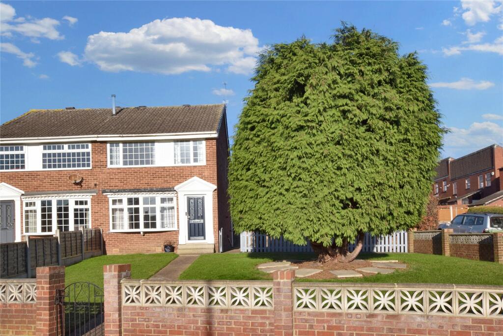 3 bedroom semidetached house for sale in Fawcett Lane, Wortley, Leeds
