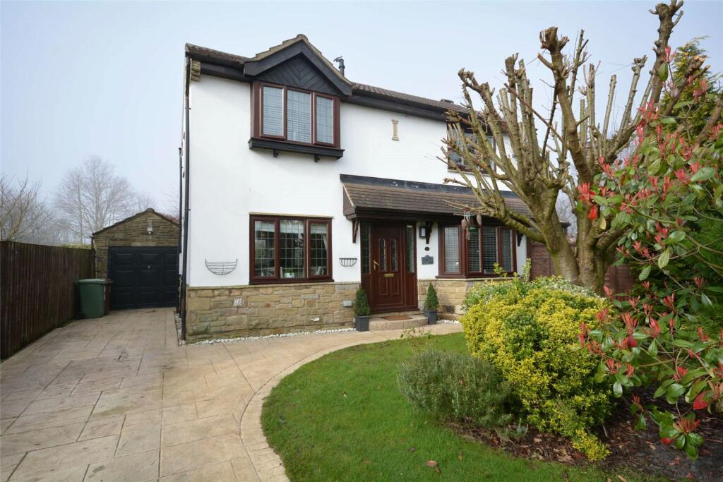 3 bedroom detached house for sale in Meadowgate Vale, Lofthouse, Wakefield, West Yorkshire, WF3