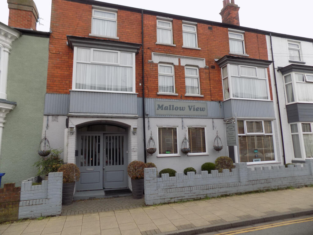 Main image of property: Mallow View Guest House, 9/11 Albert Road, Cleethorpes