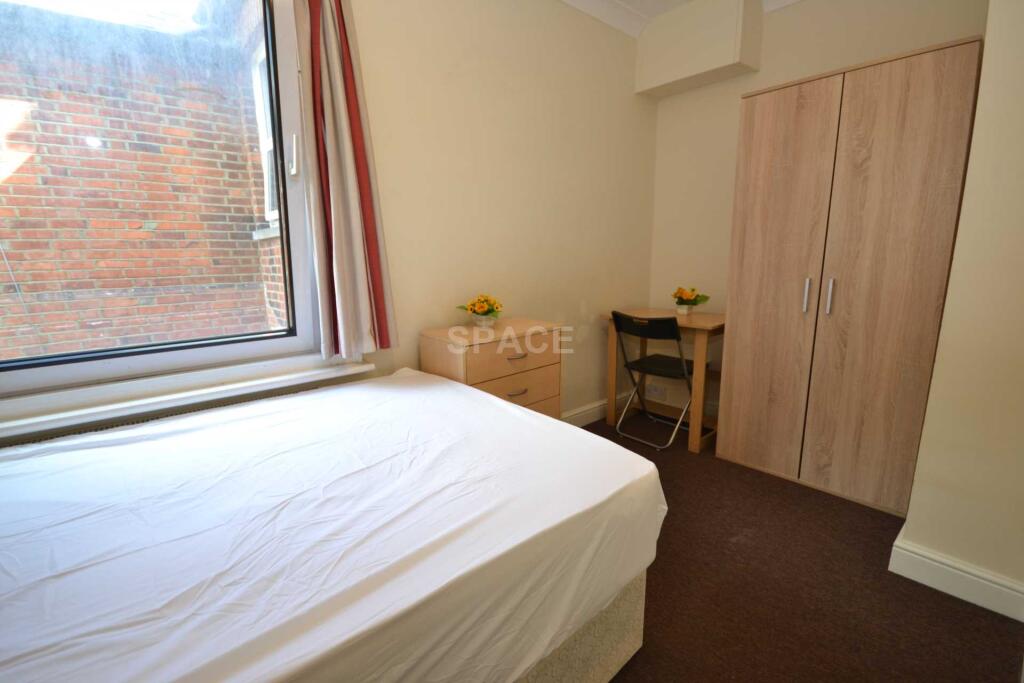 Main image of property: Basingstoke Road, Reading, Berkshire, RG2 0ET