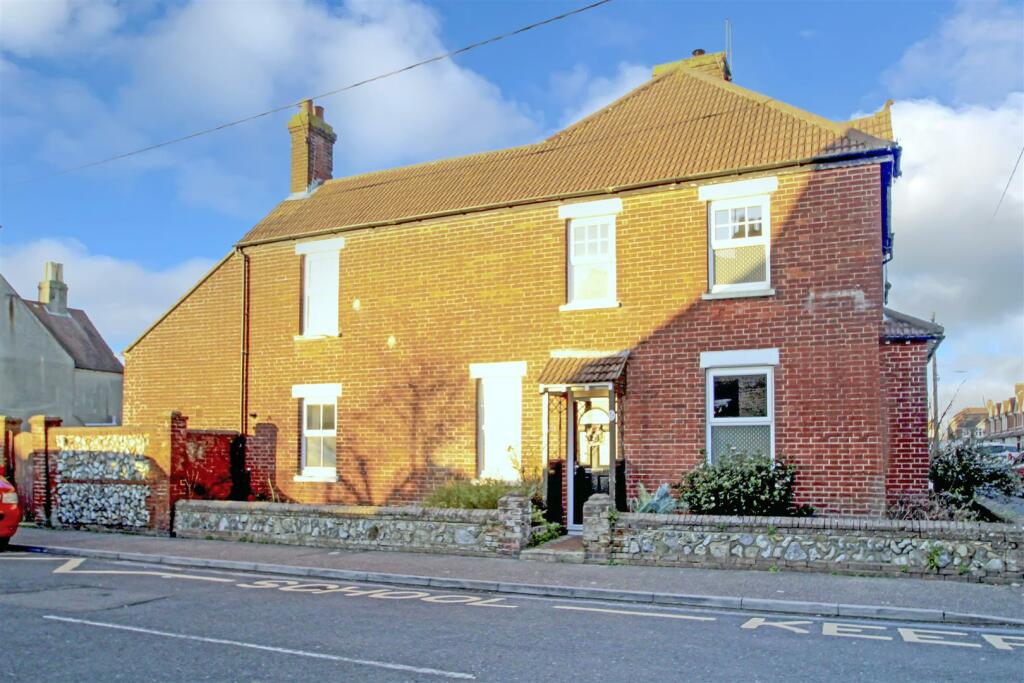 3 bedroom end of terrace house for sale in York Road, Littlehampton, BN17
