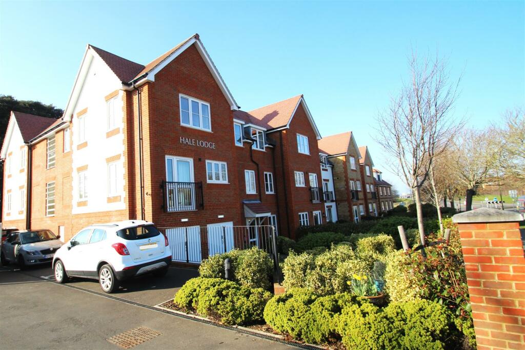 2 bedroom flat for sale in Fitzalan Road, Littlehampton, BN17